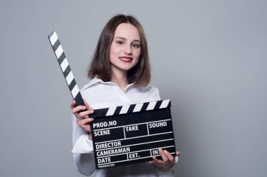 Film kraker ile beyaz bluz esmer gülümseyen