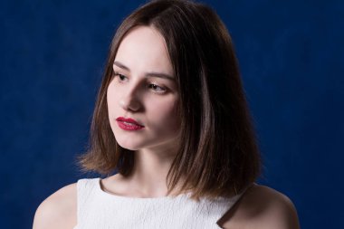 Yakın çekim portre seyir bir genç güzel esmer