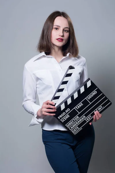 Genç esmer film kraker ile beyaz bir bluz — Stok fotoğraf