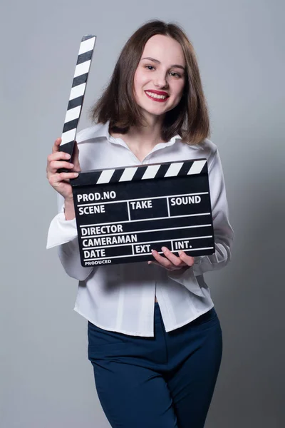 Sonriente morena en blusa blanca con galletas de película —  Fotos de Stock