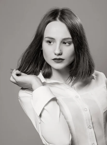 Portrait of a young beautiful brunette looking away — Stock Photo, Image