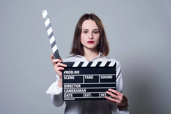 Chica en una blusa blanca con galleta de película — Foto de Stock