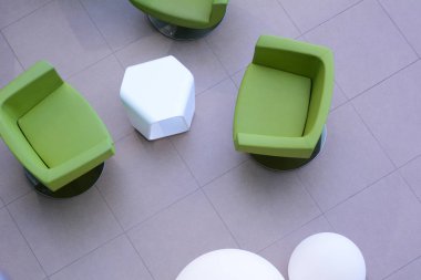 Beyaz bir tablo ile üç yeşil koltuklar Üstten Görünüm