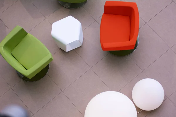 ท็อปวิวของเก้าอี้หนังสองเก้าอี้สีแดงและสีเขียว — ภาพถ่ายสต็อก