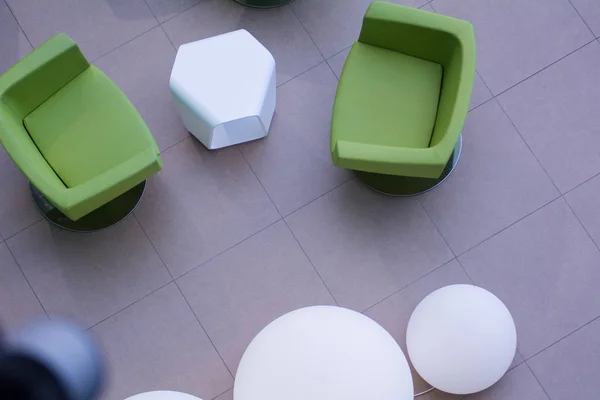 Vista superior de cadeiras de couro verde e lâmpadas brancas redondas — Fotografia de Stock