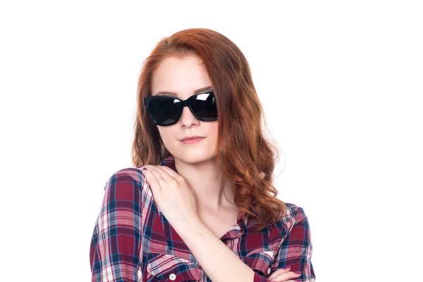 Retrato de cerca de una hermosa mujer pelirroja con gafas de sol — Foto de Stock