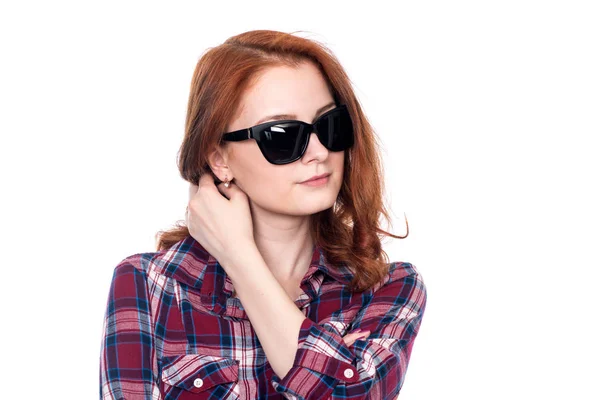 선글라스를 착용 하는 빨간 머리 아름 다운 여자의 클로즈업 초상화 — 스톡 사진