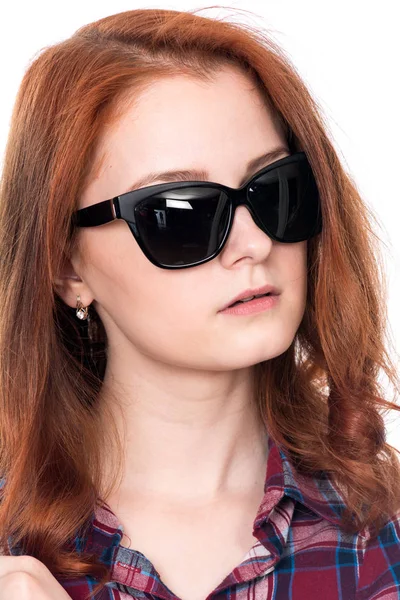 Nahaufnahme Porträt einer rothaarigen schönen Frau mit Sonnenbrille — Stockfoto