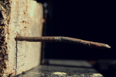 Paslı çivi dışarı eski bir ahşap tahta sopa