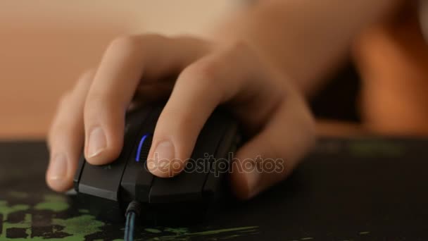 Close-up de uma mão em um rato de computador — Vídeo de Stock