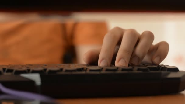 Närbild av hand på tangentbordet och datorn mus — Stockvideo