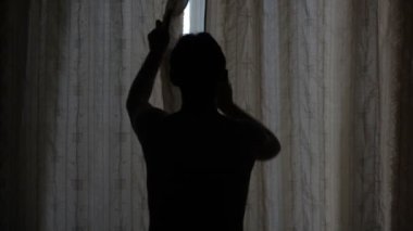 Adam ile bir arka ışık perdeleri sabah açar.