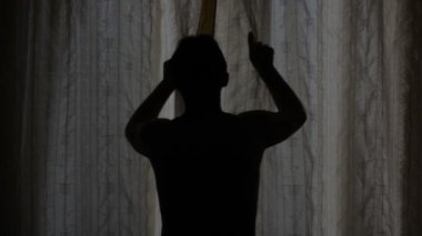 Adam ile bir arka ışık perdeleri sabah açar.