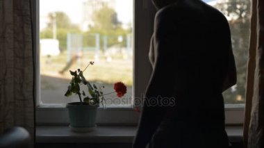 Yetişkin bir adam bir sulama olabilir çiçek sulama