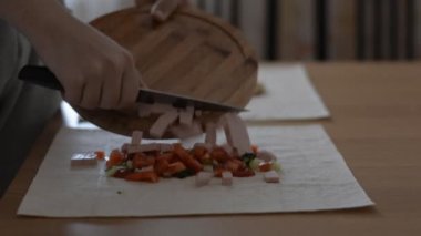 El-sarılmış iki geleneksel shawarma