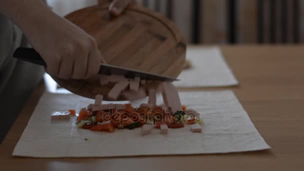 Embrulhado à mão dois shawarma tradicional — Vídeo de Stock