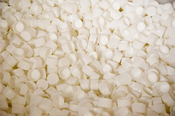 Wielu białych zakrętek do butelek poliwęglan — Zdjęcie stockowe