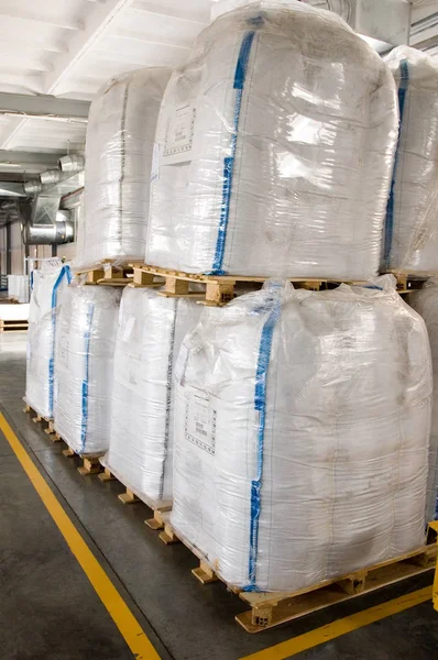Vita stora behållare för bulk materiellt på pallar — Stockfoto