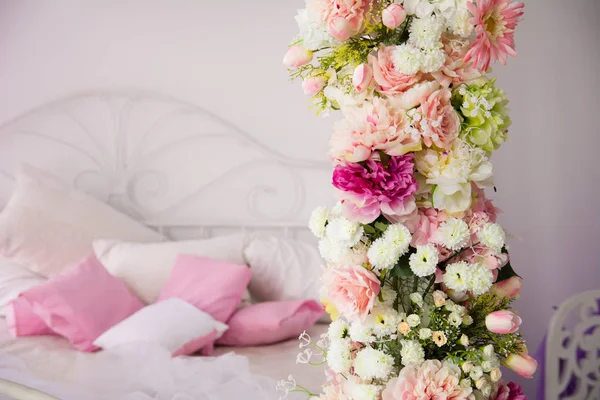 Close-up of a flower garland on the background of pillows — Stock Photo, Image