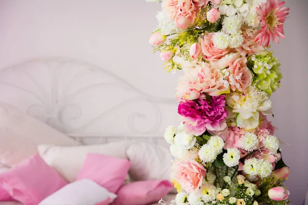 Close-up of a flower garland on the background of pillows — Stock Photo, Image