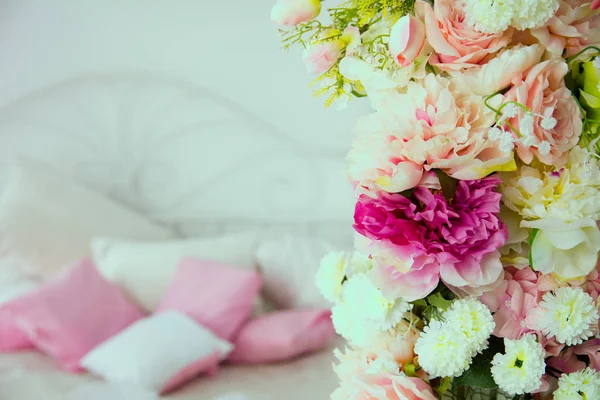 Primo piano di una ghirlanda di fiori sullo sfondo di cuscini — Foto Stock