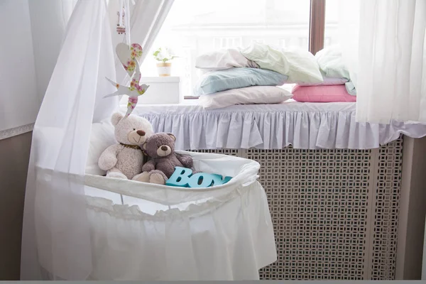 Baby cot with teddy bears in the room — Stock Photo, Image