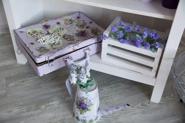 Valigia dipinta e annaffiatoio con fiori — Foto Stock