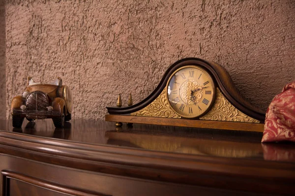 Reloj de escritorio antiguo y auto en el pecho — Foto de Stock