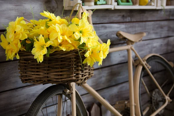 Zbliżenie: żółte kwiaty w koszu na rowerze — Zdjęcie stockowe