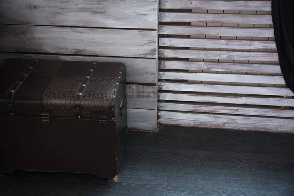 Leather old chest standing on the floor against — Stock Photo, Image
