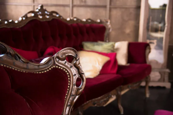 Lujoso sofá rojo antiguo con almohadas — Foto de Stock