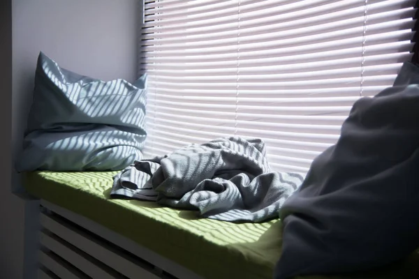 Almohada en el alféizar de la ventana se ilumina a través — Foto de Stock