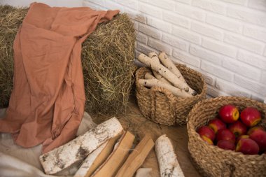 Saman ve huş yakacak odun, bir sepet elma kapalı
