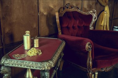 Odasındaki eski kırmızı mobilya