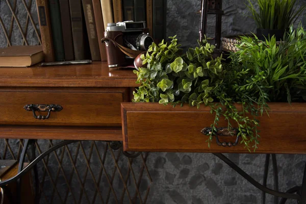 Intérieur de l'armoire avec une table sur fond métallique — Photo