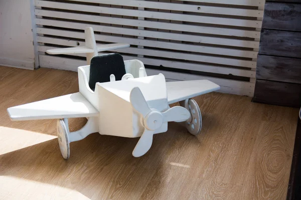 Dřevěná hračka letadlo na dřevěnou podlahu — Stock fotografie