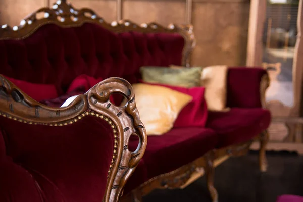 Lujoso sofá rojo antiguo con almohadas — Foto de Stock
