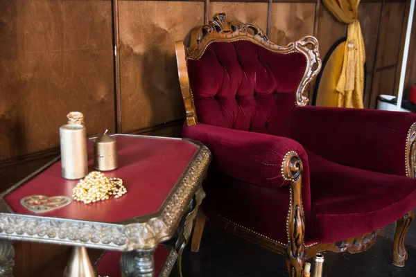 Alte rote Möbel im Zimmer — Stockfoto