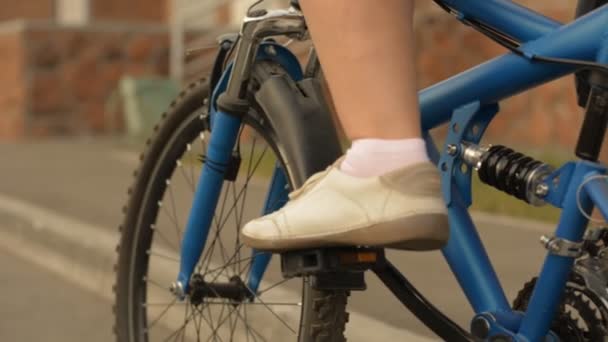 Nahaufnahme eines Radfahrers gerät in Bewegung — Stockvideo