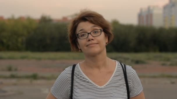 Mujer con gafas en una bicicleta en el parque — Vídeos de Stock