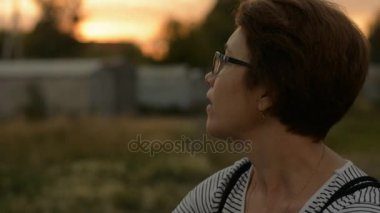 Gözlüklü dalgın bir kadının yakın çekim