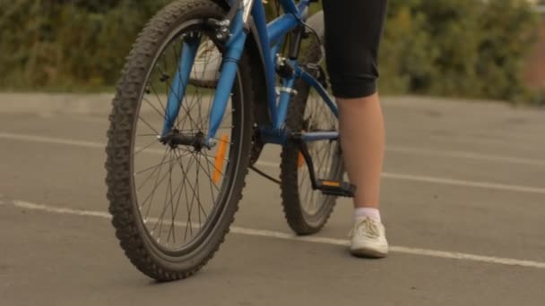 Close-up van een fietser begint te verplaatsen — Stockvideo