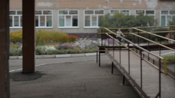 Femme en chemisier rayé fait du vélo — Video