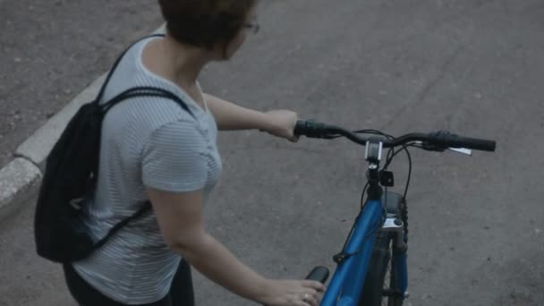 Donna in camicetta a righe va in bicicletta — Video Stock