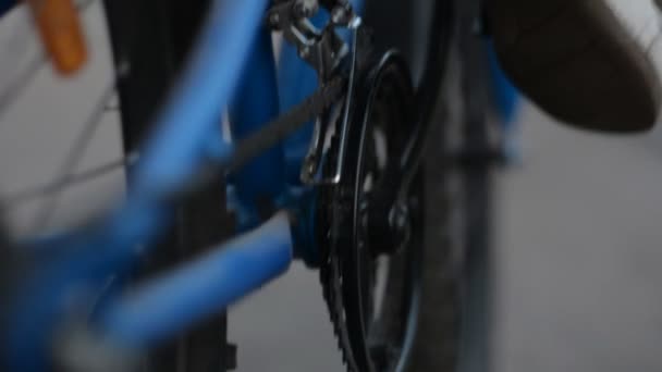 Gros plan sur les baskets lever la pédale de vélo — Video