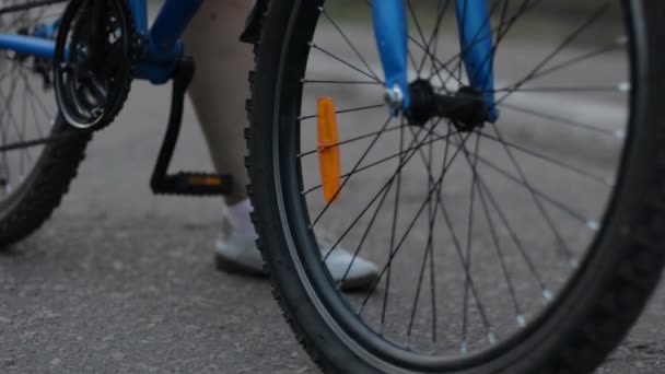 Bir asfalt yol üstünde bir bisiklet başlamak Close-Up — Stok video