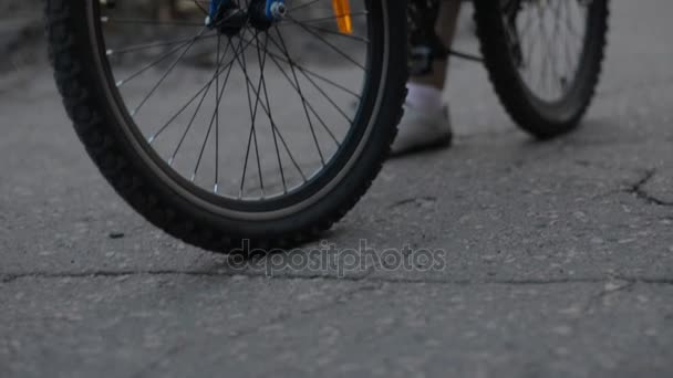 Primer plano de un inicio de bicicleta en una carretera asfaltada — Vídeo de stock