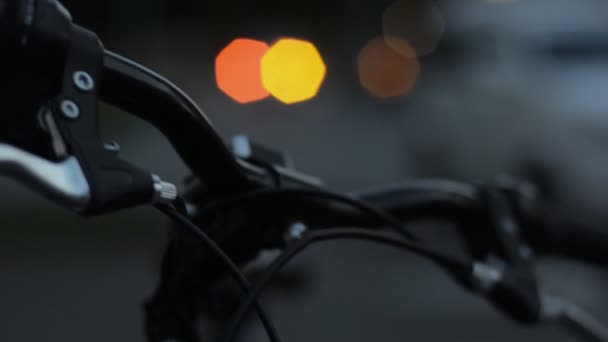 At night the steering wheel of a bicycle — Stock Video