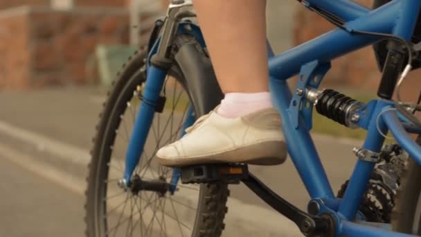 女性が起動し、自転車に乗る. — ストック動画
