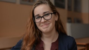 Kızıl saçlı bir kadın portresi